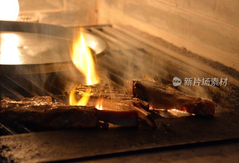 中国上海陆家嘴，Just Love Steakhouse烤架上的羊排